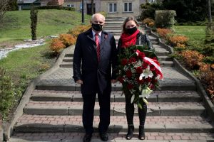 Starosta i skarbnik powiatu z wieńcem