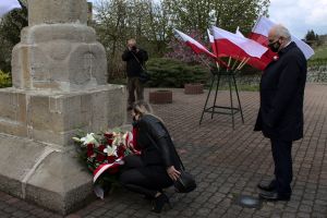 Starosta i skarbnik składają wieniec pod pomnikiem