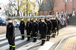 Grupa ludzi, maszerująca w mundurach