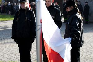 Poczet flagowy wciąga flagę na maszt