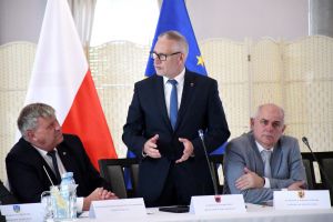 Mężczyźni przy stole, uczestniczący w obradach konwentu