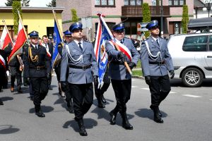 Maszerujący poczet sztandarowy Komendy Powiatowej Policji w Radziejowie