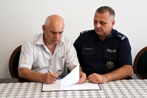 Jarosław Kołtuniak i Tomasz Pacholski podczas podpisywania umowy