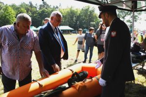 Starosta Kołtuniak ogląda sprzęt wojskowy na pikniku