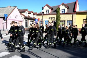 Pododdział kadetów w strażackich mundurach