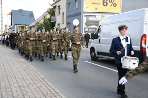 Przemarsz uczestników uroczystości z kościoła do szkoły