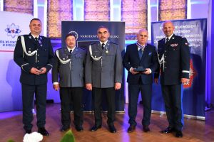 Przedstawiciele radziejowskiej komendy powiatowej i starosta radziejowski z komendantem wojewódzkim Policji