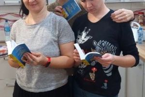 Uczestnicy projektu ze słownikami polsko-ukraińskimi