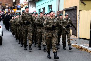 Kolumna uczniów w wojskowych mundurach