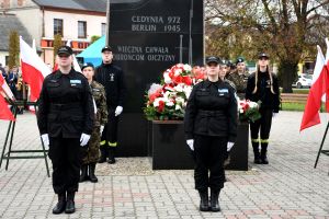 Uczniowie podczas warty przy pomniku Chwały Oręża Polskiego