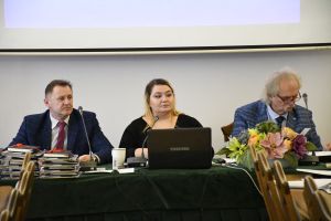 Radni przy stole w sali konferencyjnej