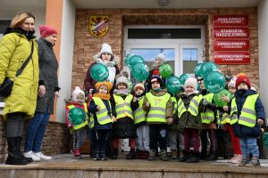 Przedszkolaki przed urzędem starostwa