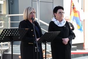 Beata Zielińska i Halina Wiśniewska przy mikrofonie