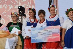 Panie w strojach kujawskich z nagrodą
