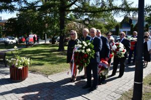 Starosta radziejowski i skarbik składają kwiaty pod pomnikiem