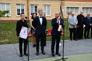 Dyrektor Grzegorz Sobczak i uczeń wręczają nagrodę