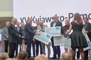 Starosta Jarosław Kołtuniak odbiera akt przekazania środków dla Stowarzyszenia OPPT Radziejowa