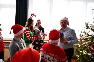 Starosta Jarosław Kołtuniak wręcza upominki dzieciom