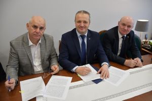 Starosta i Wicestarosta z Wojewodą podpisują umowę
