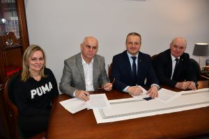 Starosta, Wicestarosta i skarbnik powiatu podpisują umowę z Wojewodą