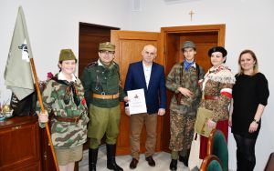 Grupa Kolumbowie na wspólnym zdjęciu ze starostą Jarosławem Kołtuniakiem