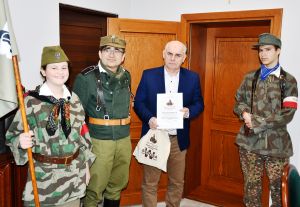 Starosta Jarosław Kołtuniak otrzymuje podziękowanie