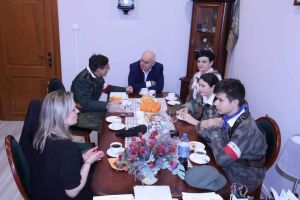 Starosta Jarosław Kołtuniak i grupa Kolumbowie podczas poczęstunku