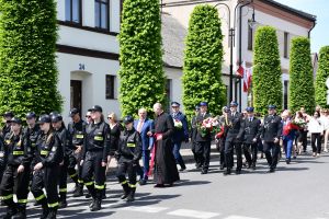 Maszerujący tłum ludzi