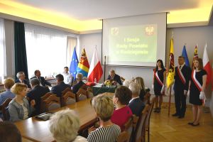 Rozpoczęcie obrad, wprowadzony sztandar