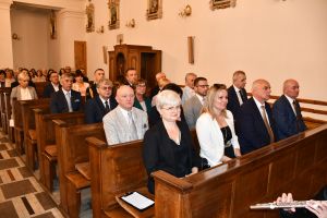 Władze powiatu podczas mszy