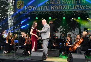 Laureatka Piosenki francuskiej odbiera nagrodę od starosty