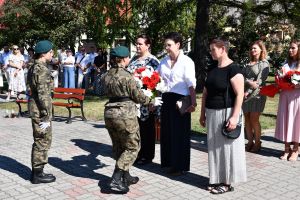 Delegacja z kwiatami