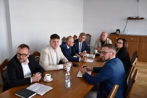 Członkowie Stowarzyszenia Obszaru Prowadzenia Polityki Terytorialnej Radziejowa podczas zebrania