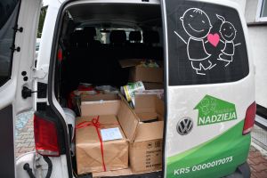 Bagażnik samochodu wypełniony darami dla Hospicjum