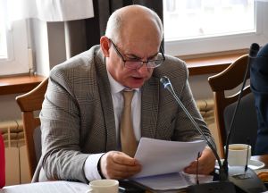 starosta Jarosław Kołtuniak czyta przemówienie