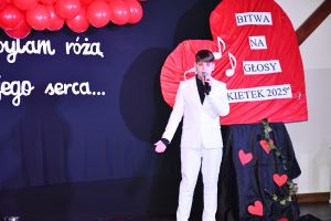 Uczestnik konkursu wokalnego śpiewa piosenkę