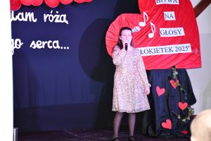 Uczestnik konkursu wokalnego śpiewa piosenkę