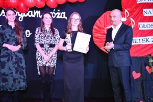 Laureaci odbierają nagrodę