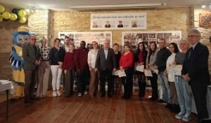 Organizatorzy konkursu i zaproszeni goście na wspólnym zdjęciu