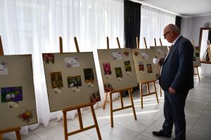 Starosta Jarosław Kołtuniak ogląda prace konkursowe
