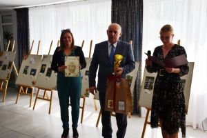 Na zdjęciu Skarbik powiatu Urszula Miętkiewicz, Starosta Powiatu Jarosław Kołtuniak, Kierownik SDŚ Aneta Sadowska