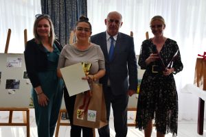 Pamiątkowe zdjęcie z laureatem konkursu