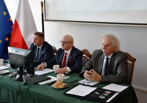 Przewodniczący rady Paweł Betkier i radni