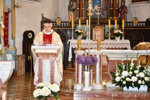 Ksiądz wygłasza kazanie