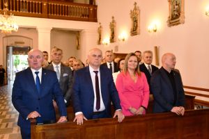 władze powiatu siedzą w ławce podczas mszy