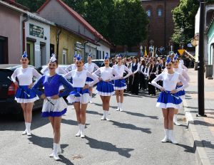 Grupa mażoretek prowadzi korowód