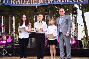 Laureaci konkursu na zdjęciu ze starostą