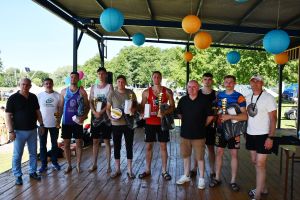 Starosta wręcza medale zwycięzcom turnieju piłki plażowej