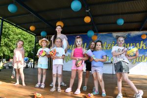 Dzieci pozują z otrzymanymi nagrodami za udział w zabawach