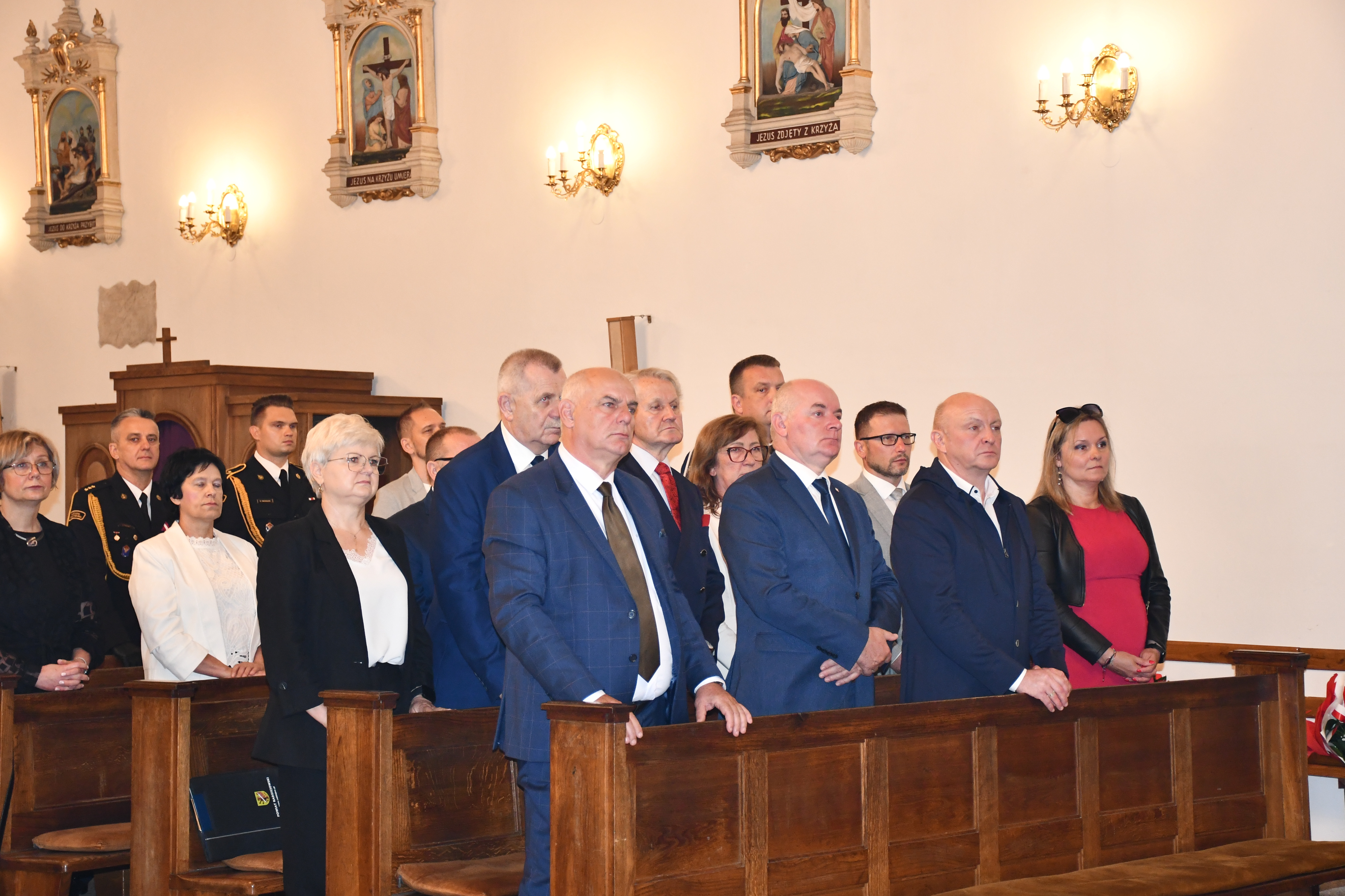 Władze powiatu podczas mszy w kościele